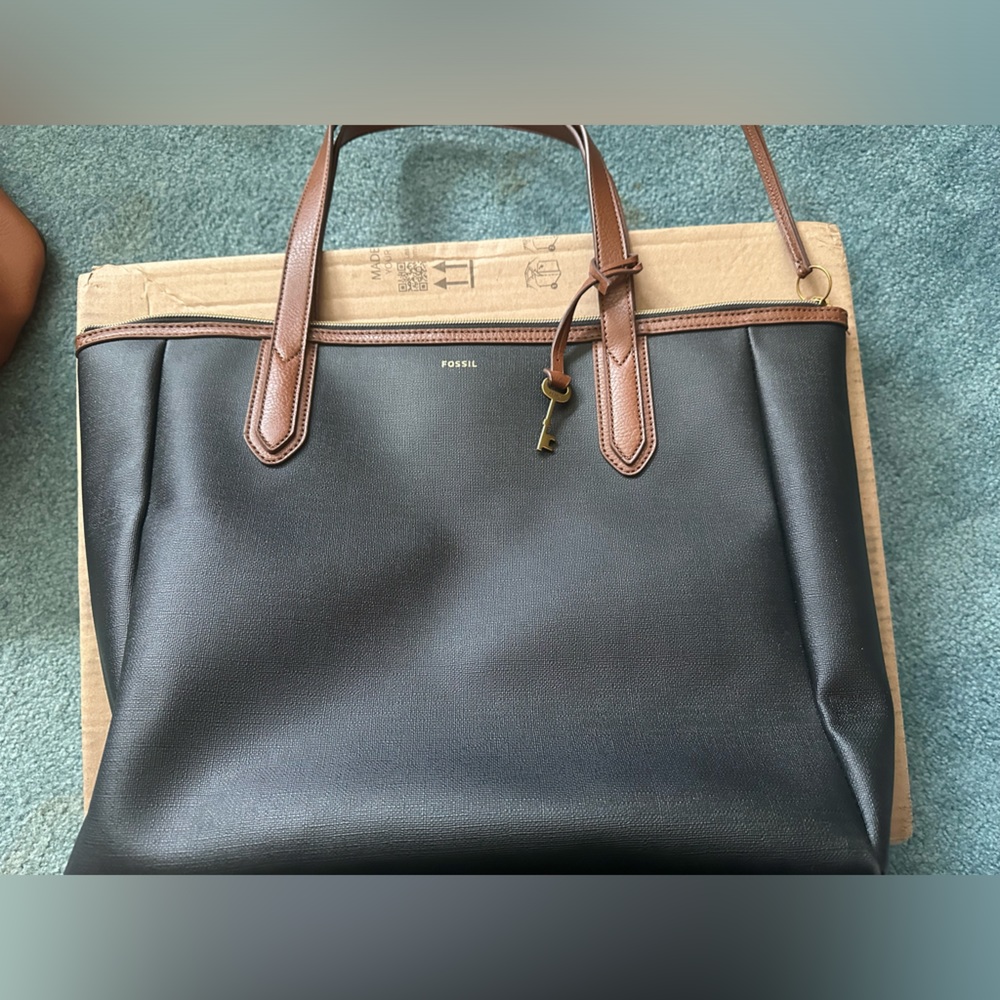 Fossil tote